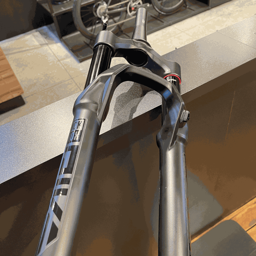Garfo de Suspensão RockShox Pike 130mm Preta para Trava no Guidão