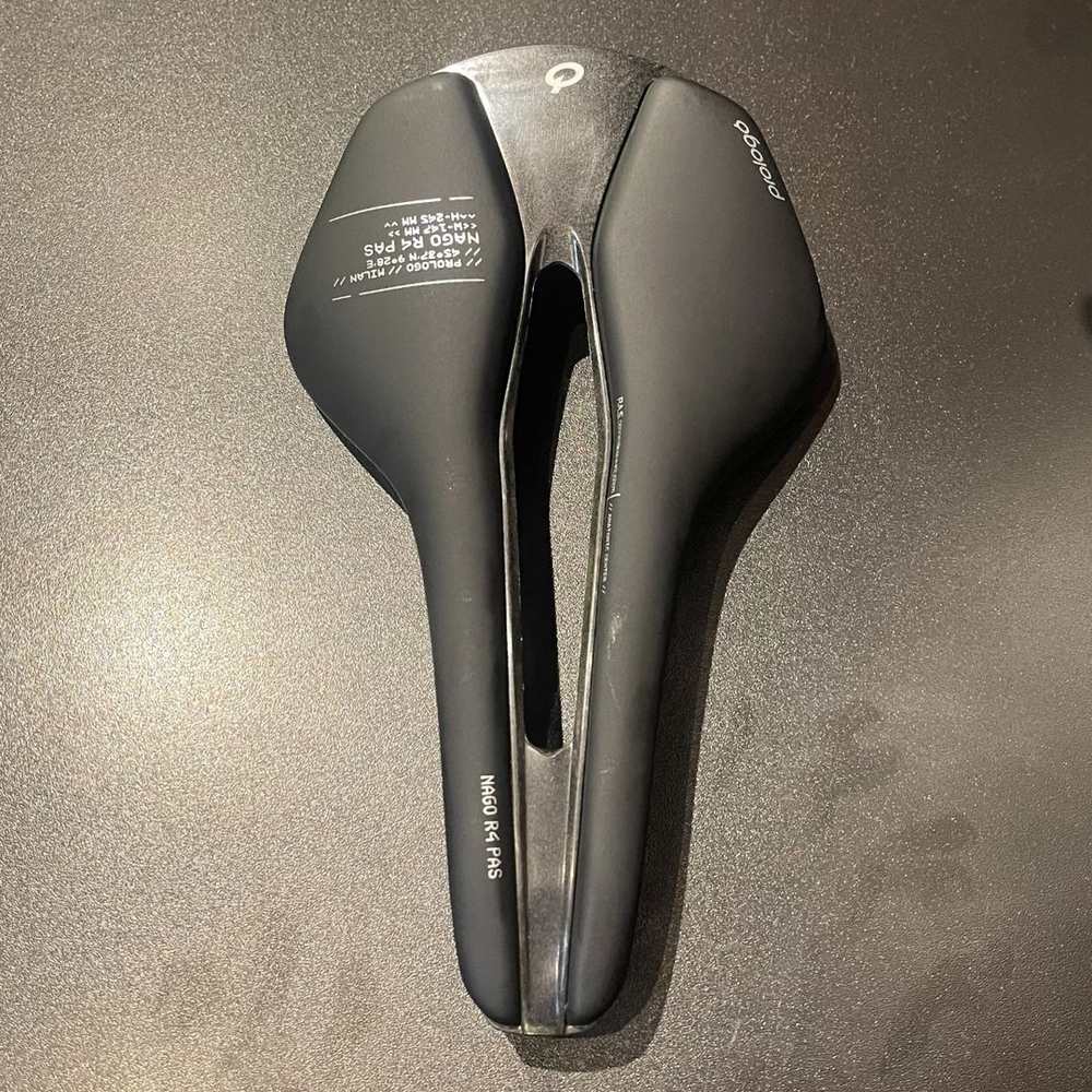 な　Prolog（プロロゴ）NAGO R4 PAS NACK 137mm Prologo Nago R4 PAS Nack 137 Saddle - Hard Black | BIKE24