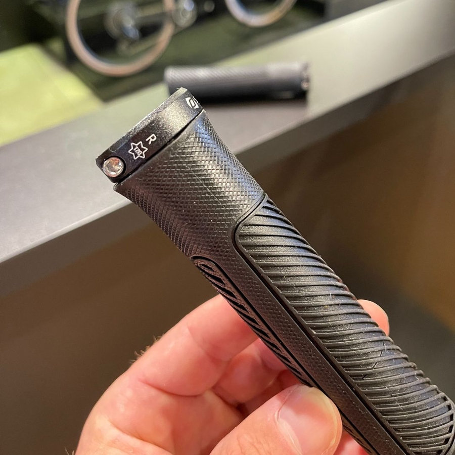 Manopla Syncros Pro Lock-On Preta