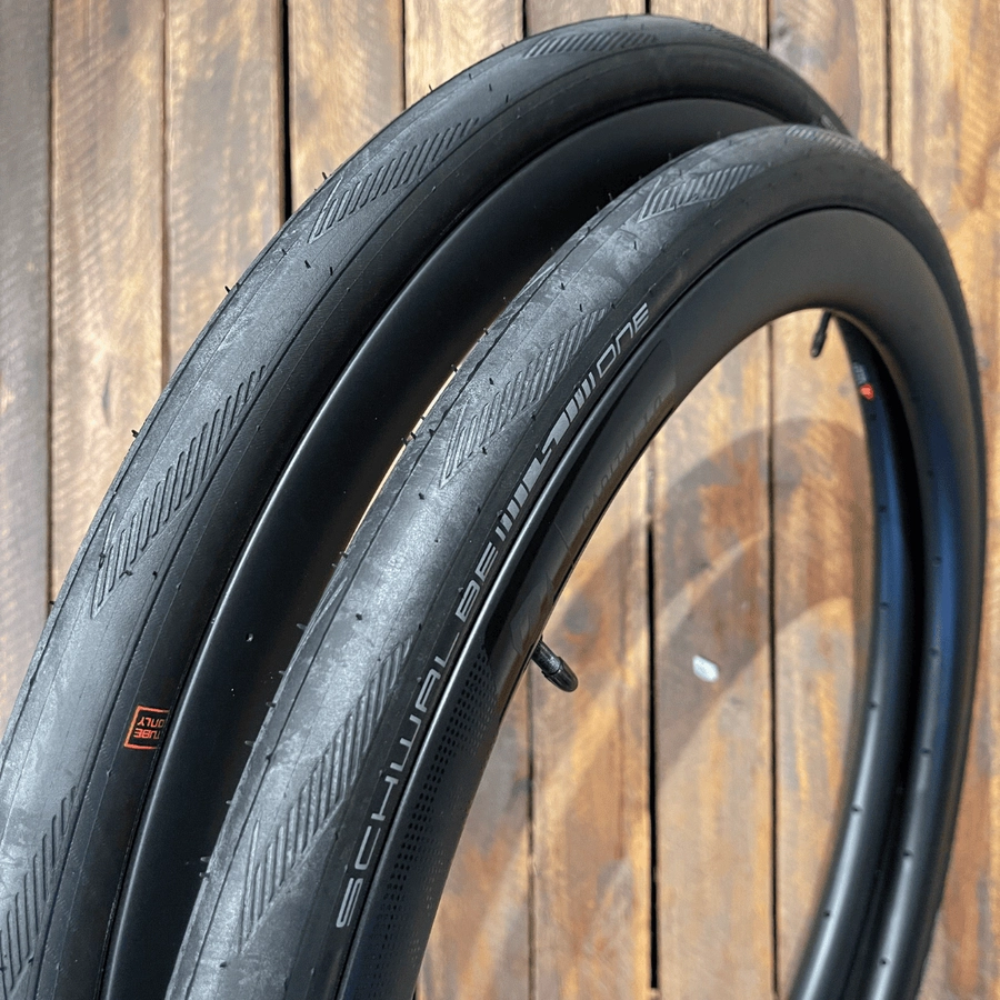 Par de Pneus SPEED SCHWALBE One p/ Câmara de Ar