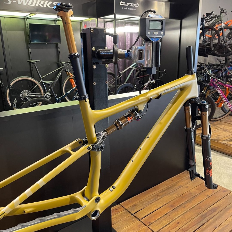 Quadro Specialized Epic Evo com Kashima GOLD Cetim