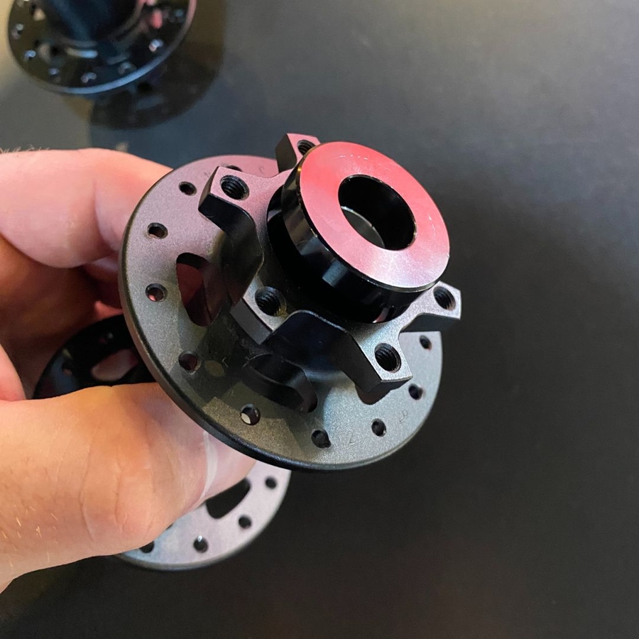 Par de Cubo Rolamentado Boost Preto