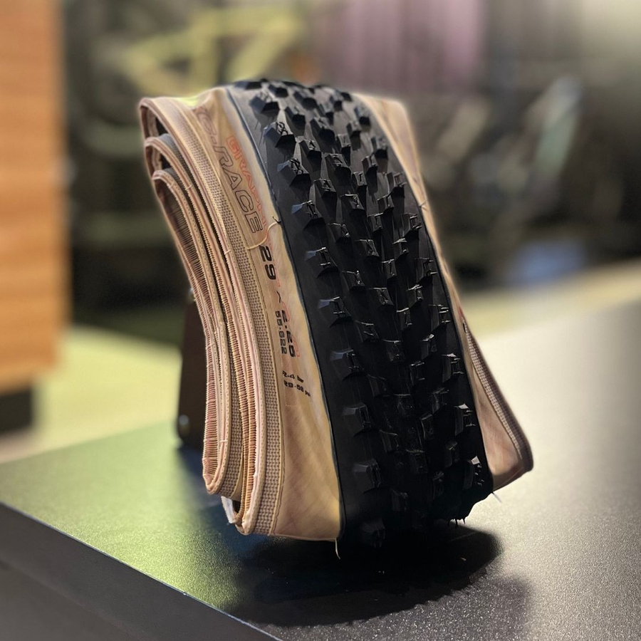 Pneu Vittoria Tubeless Barzo XCR TLR Preto Faixa Bege